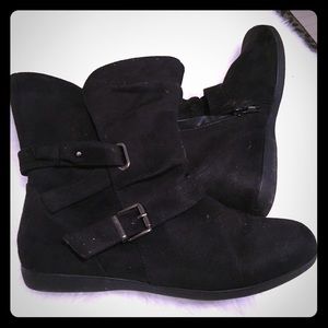 Short, casual, black boots!